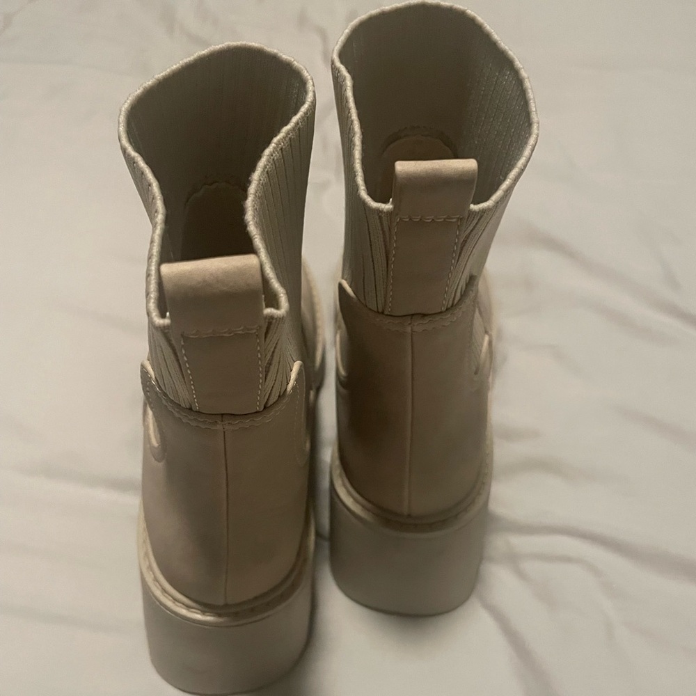 DV Dolce Vita Villa Chelsea Lug Boots Beige Size 8.5 NWT - Picture 5 of 9